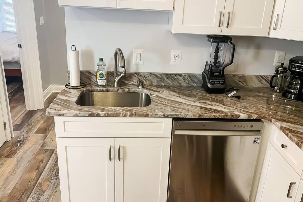 Cozy Modern In The Heart Of Fells Point! Apartment *