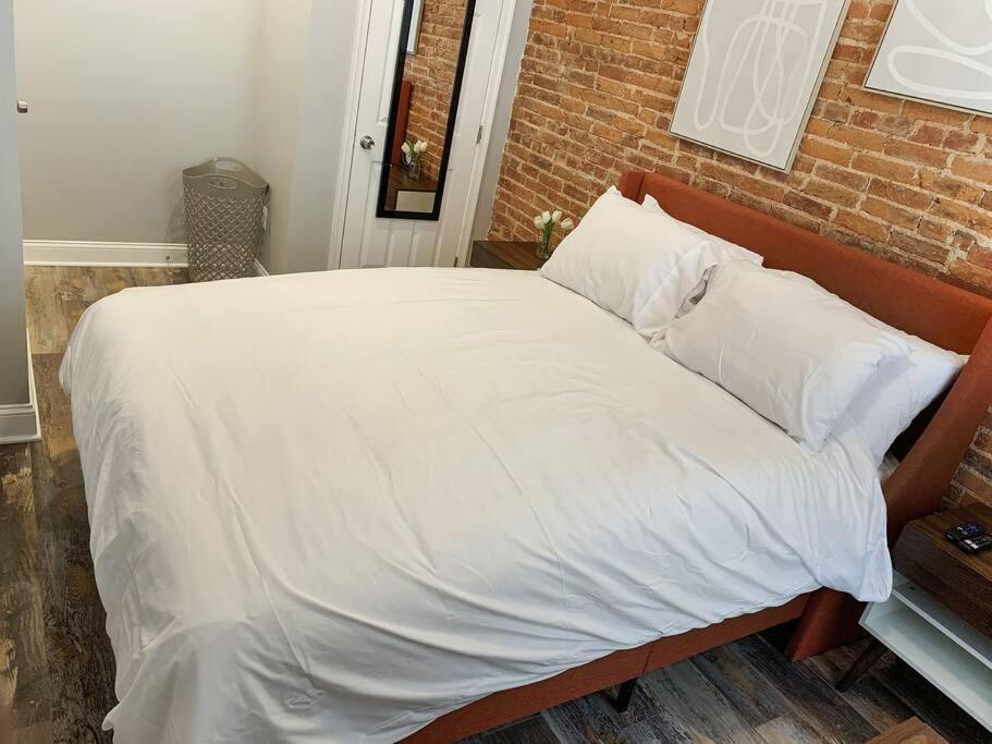 Cozy Modern In The Heart Of Fells Point! Apartment