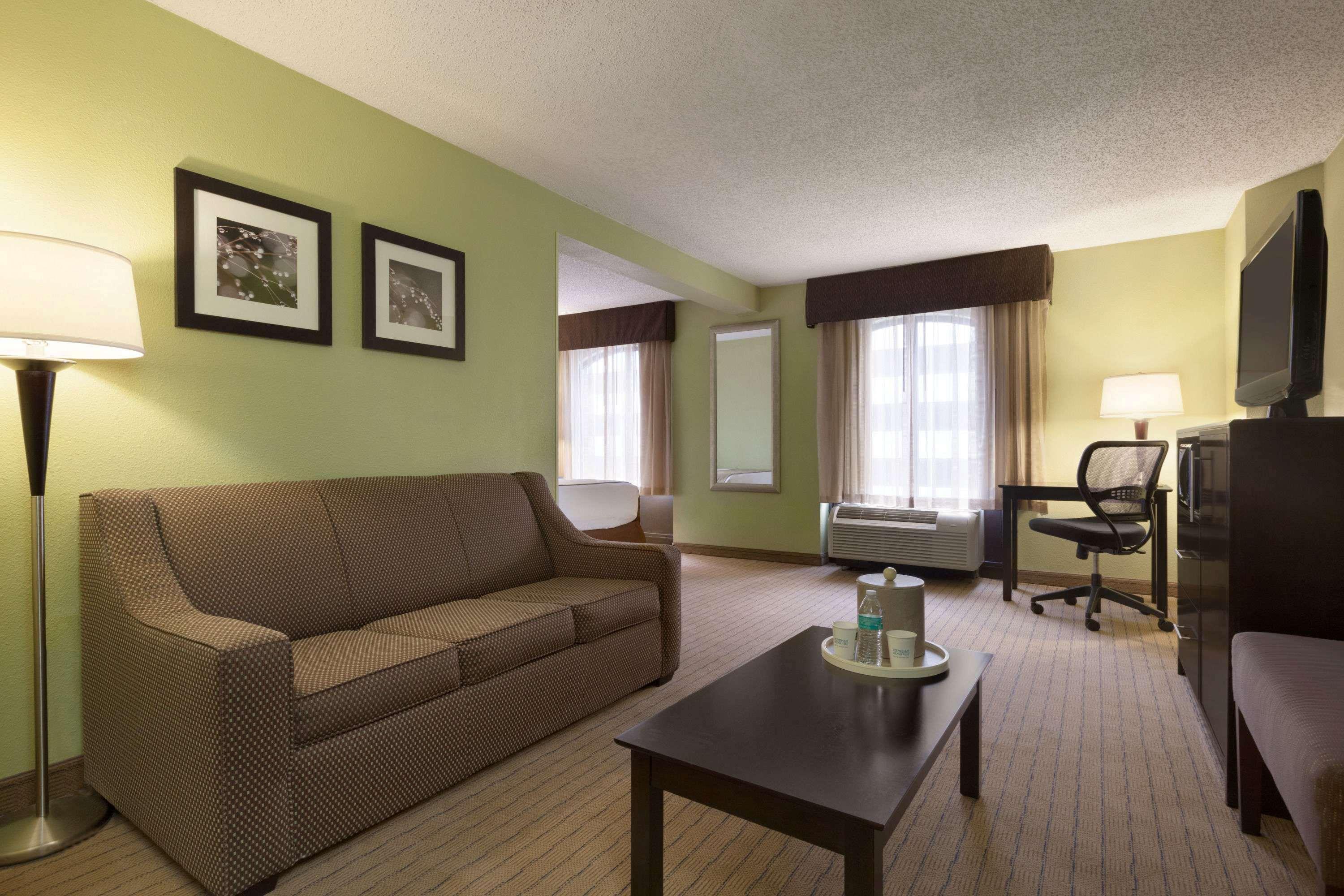Days By Wyndham Inner Harbor Hotel 3*