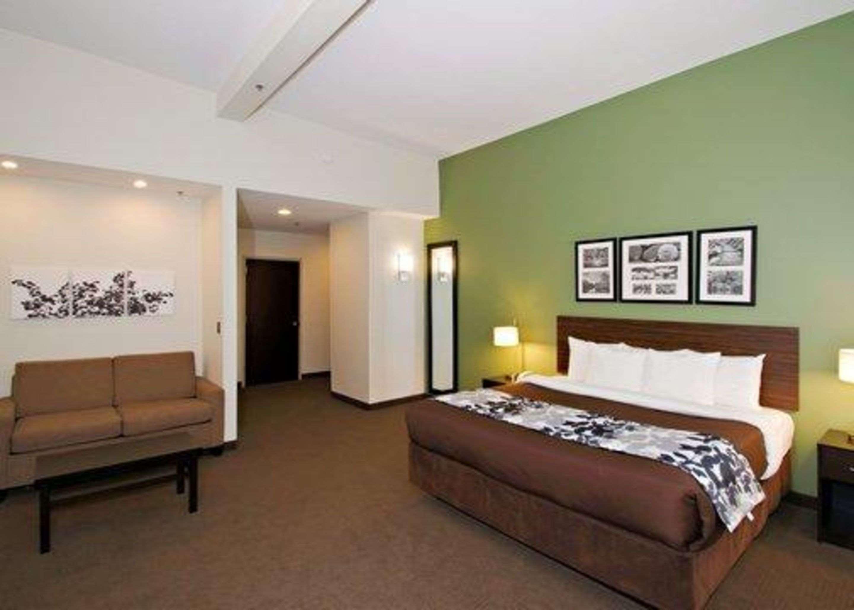 Sleep & Downtown Inner Harbor 3*