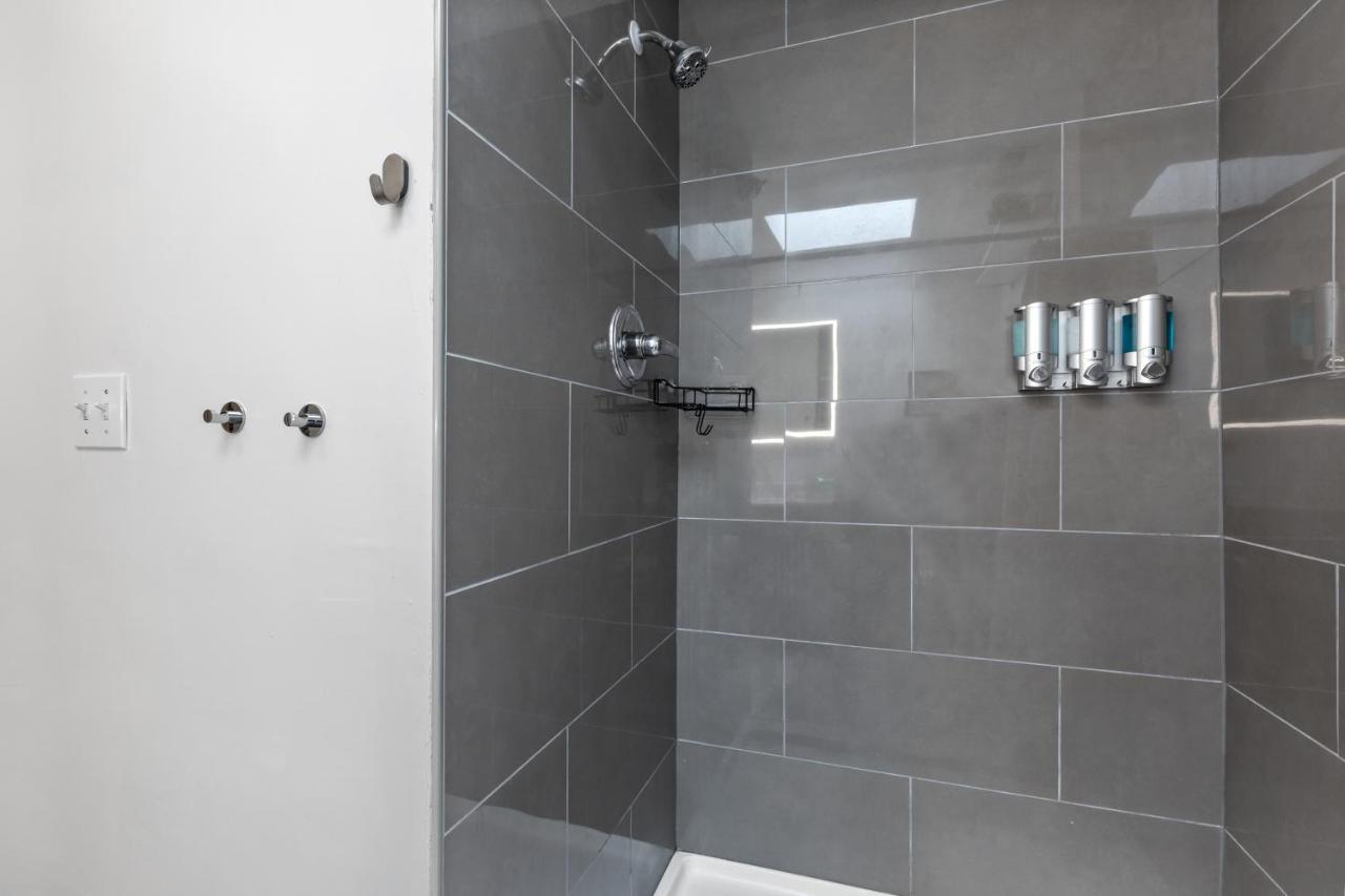 Pristine Townhouse With Rooftop Deck Near Canton! Apartment Baltimore