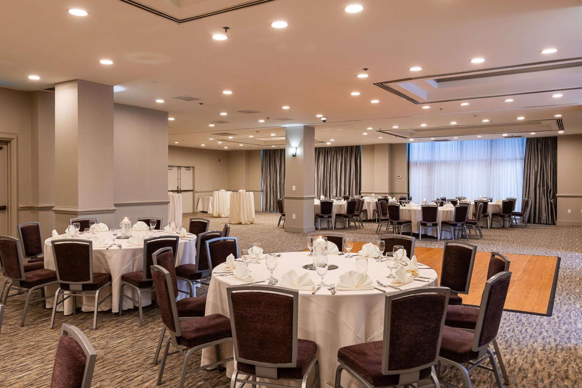At The Colonnade - A Doubletree By Hilton