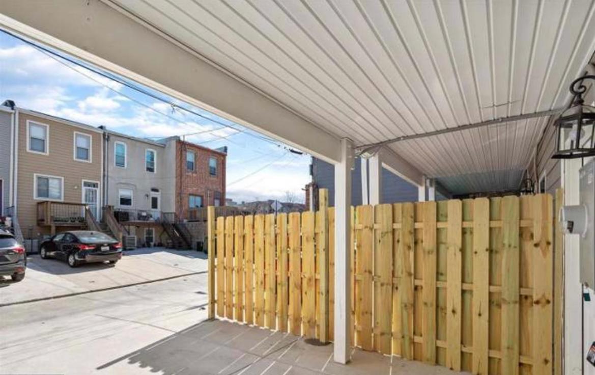 The Blue House! Modern+ Rooftop Deck+ Parking * Baltimore