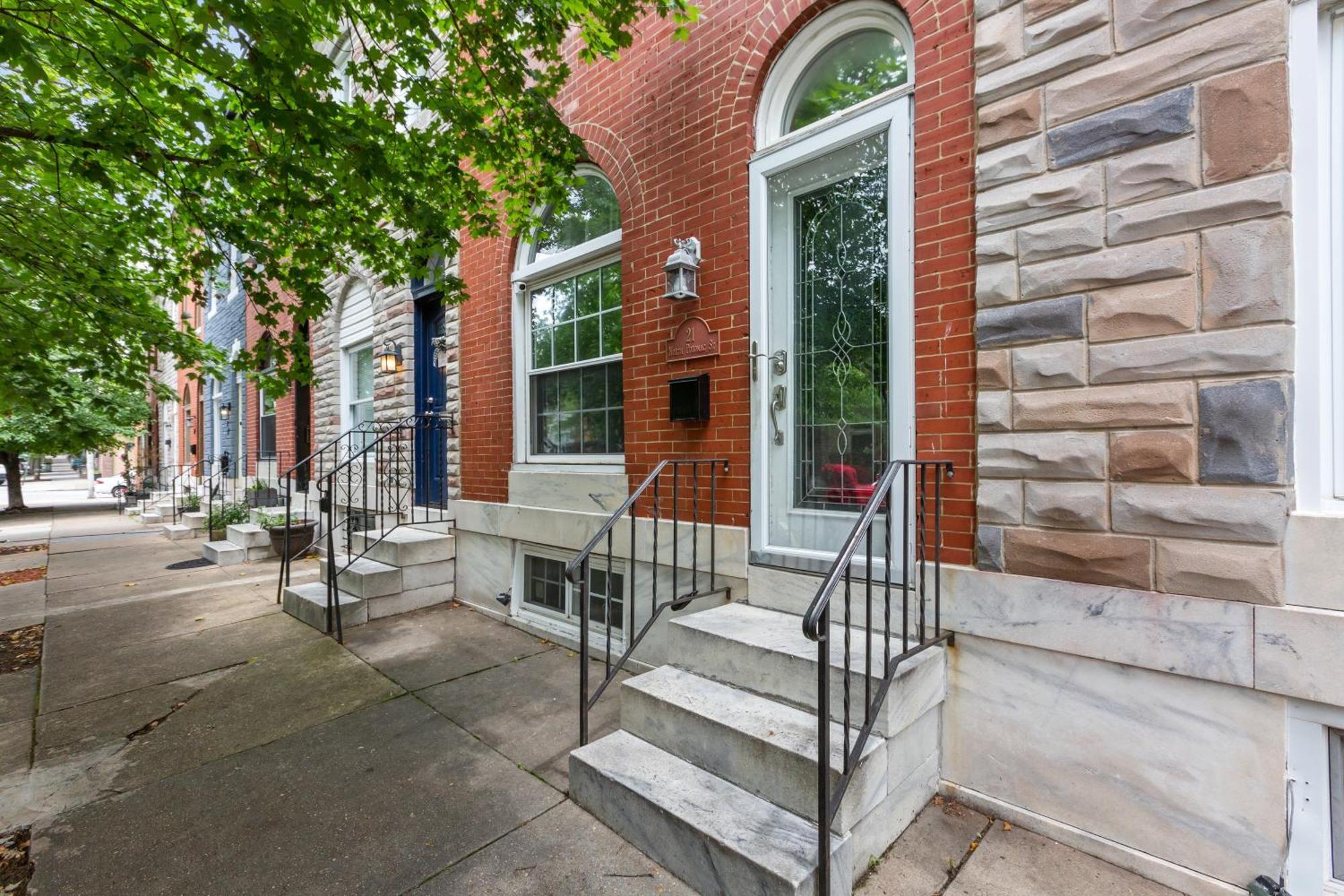 Pristine Townhouse With Rooftop Deck Near Canton!