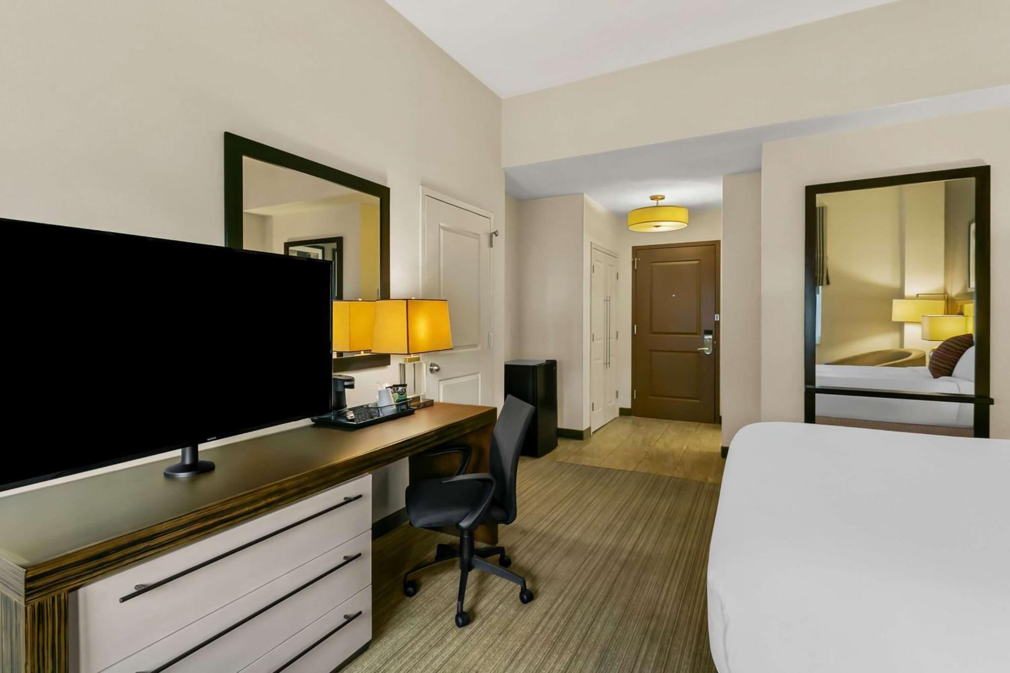 Sonesta Inner Harbor 4*