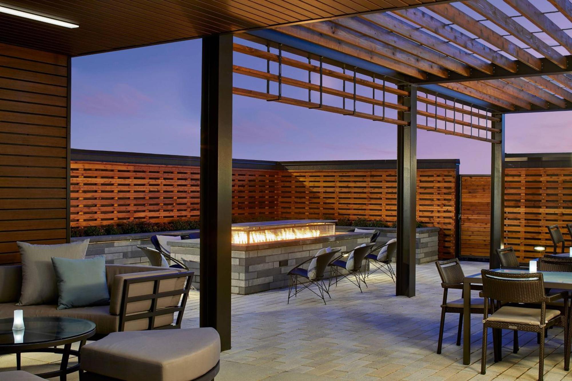 Hotel Courtyard Downtown/mchenry Row
