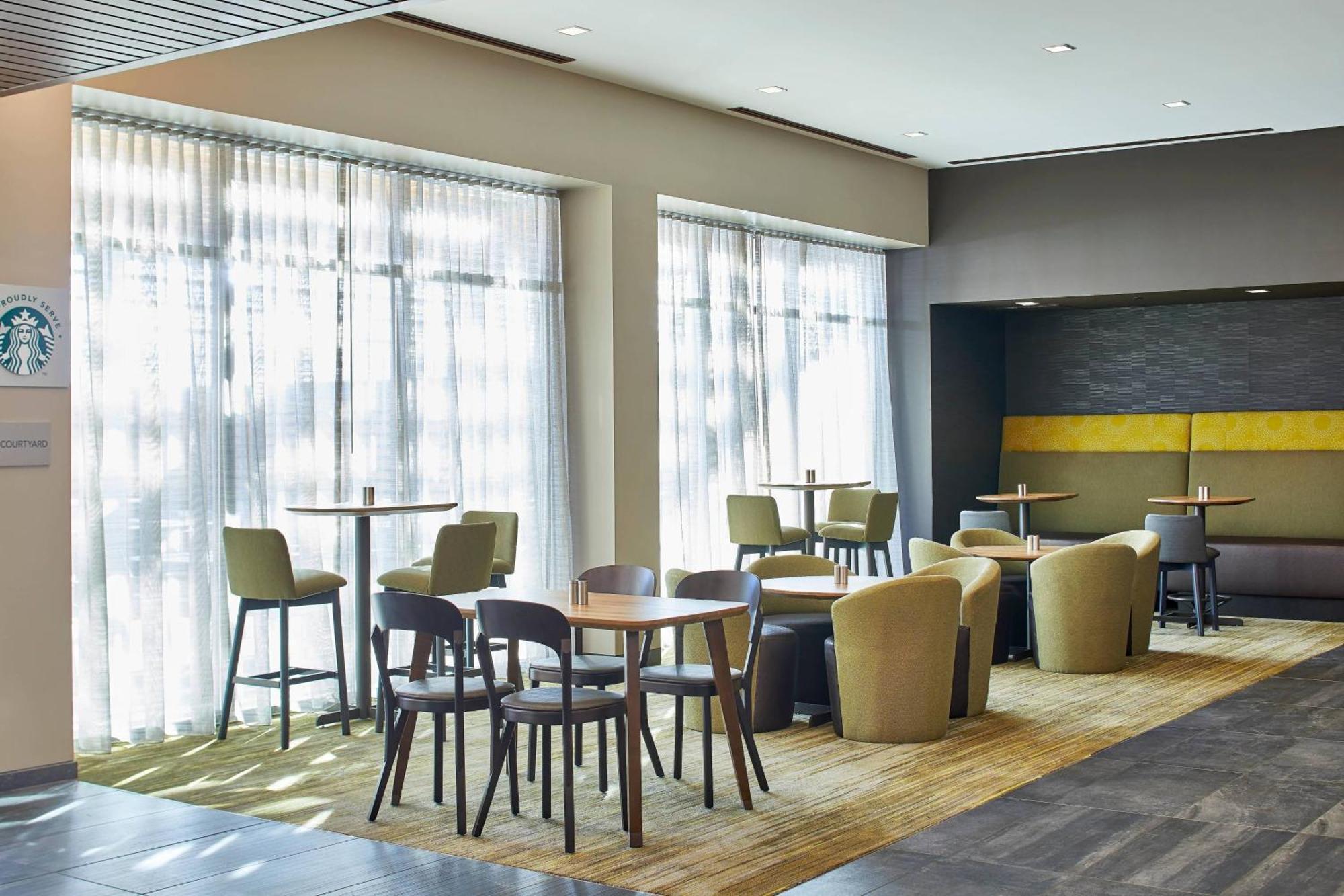 Hotel Courtyard Downtown/mchenry Row 3*