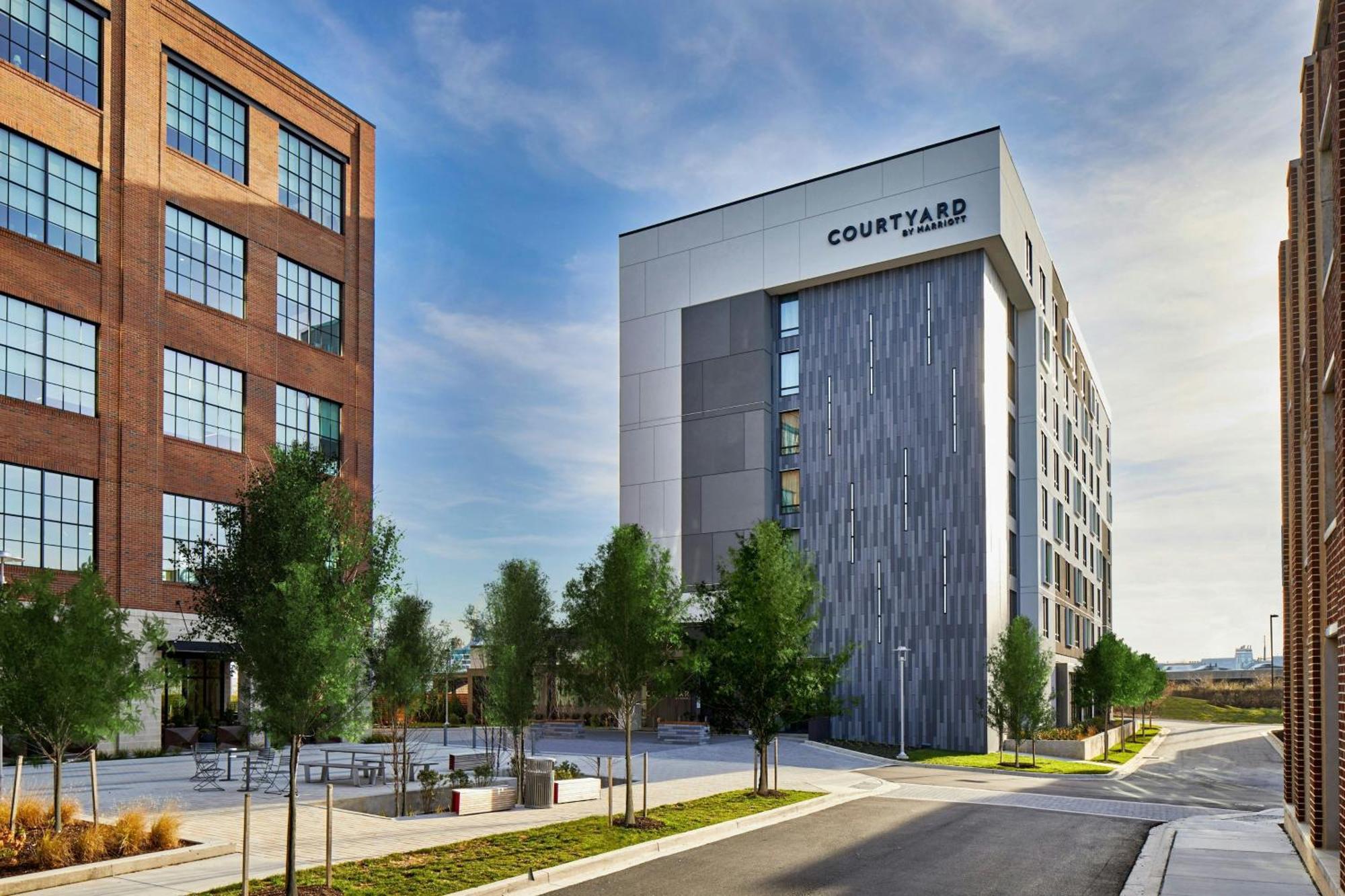 Hotel Courtyard Downtown/mchenry Row 3*