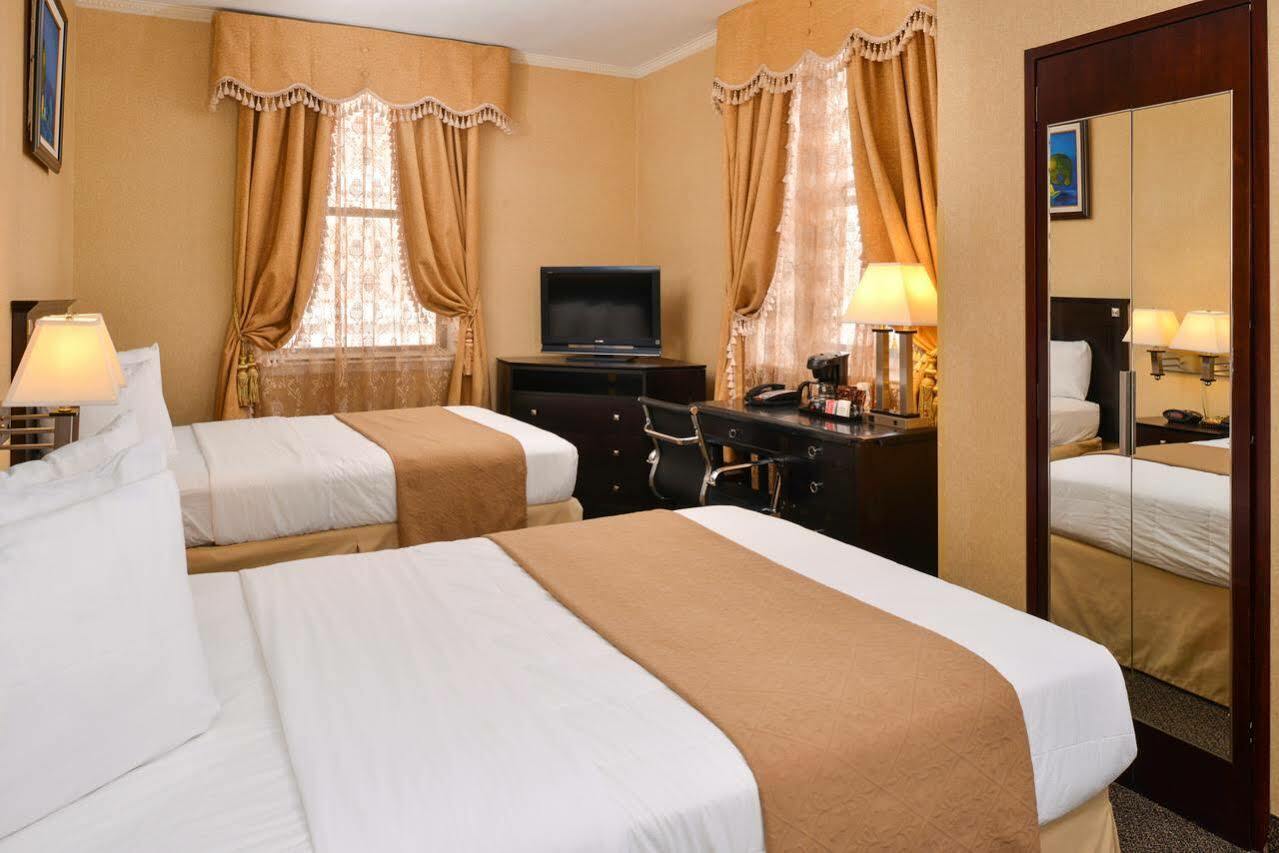 Plaza Hotel 3*