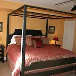 Celie\'S Waterfront Inn