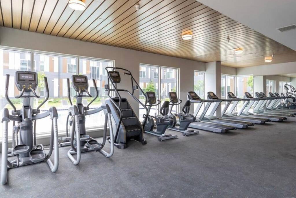 Lux Penthouse Skyline, Views Gym , Free Parking & Wifi Apartment *