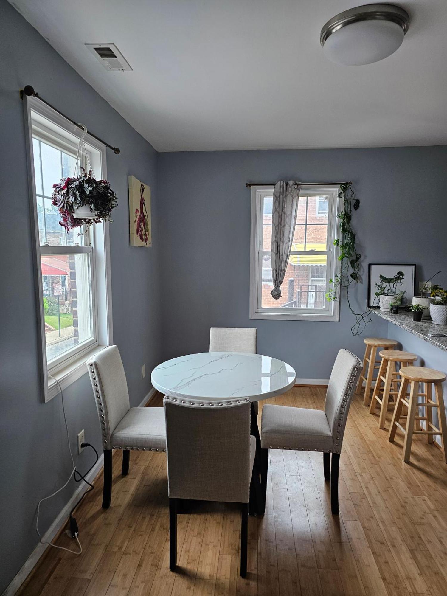 Lg Cozy Room, Shared Bathroom *