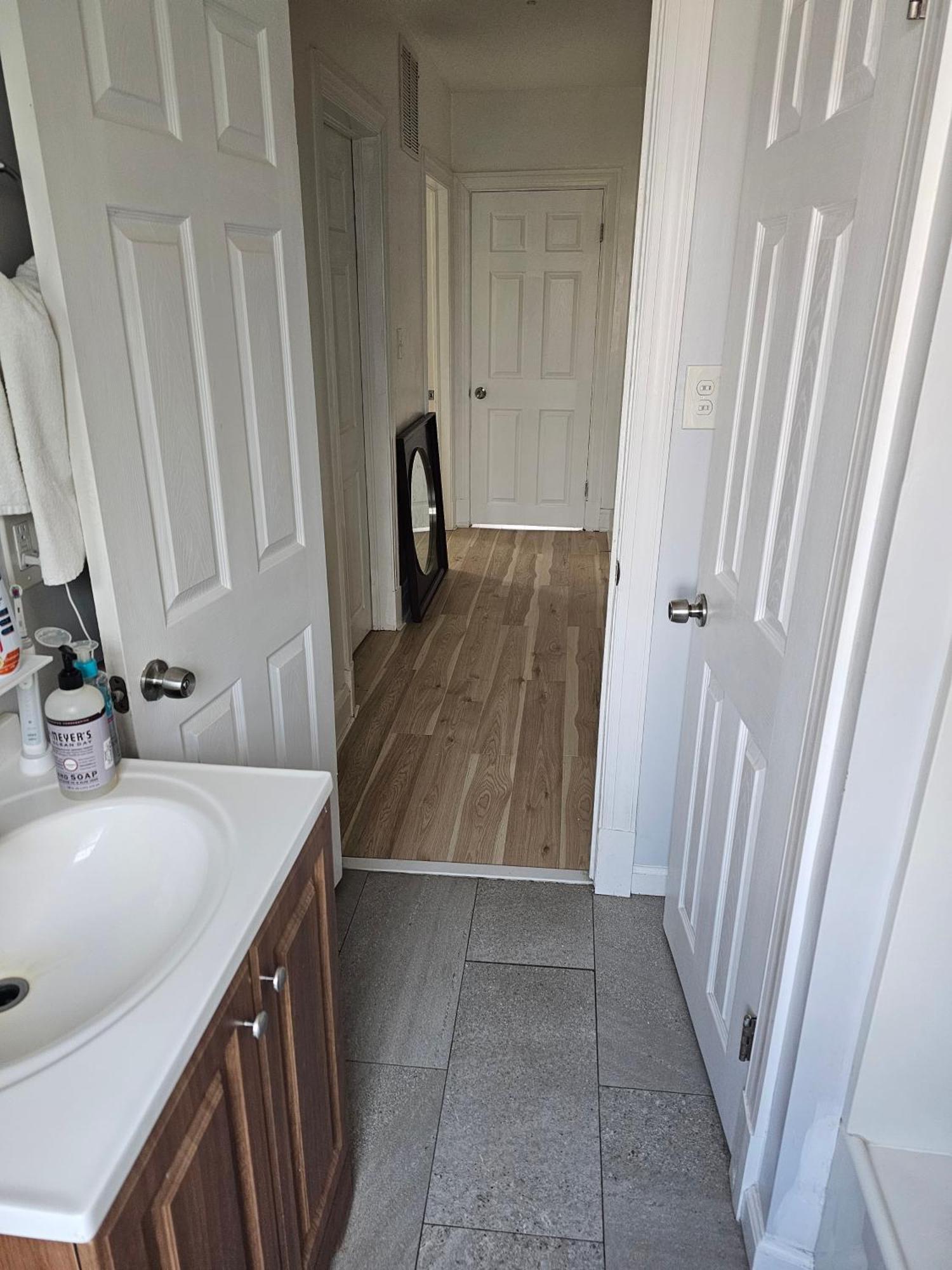 Lg Cozy Room, Shared Bathroom
