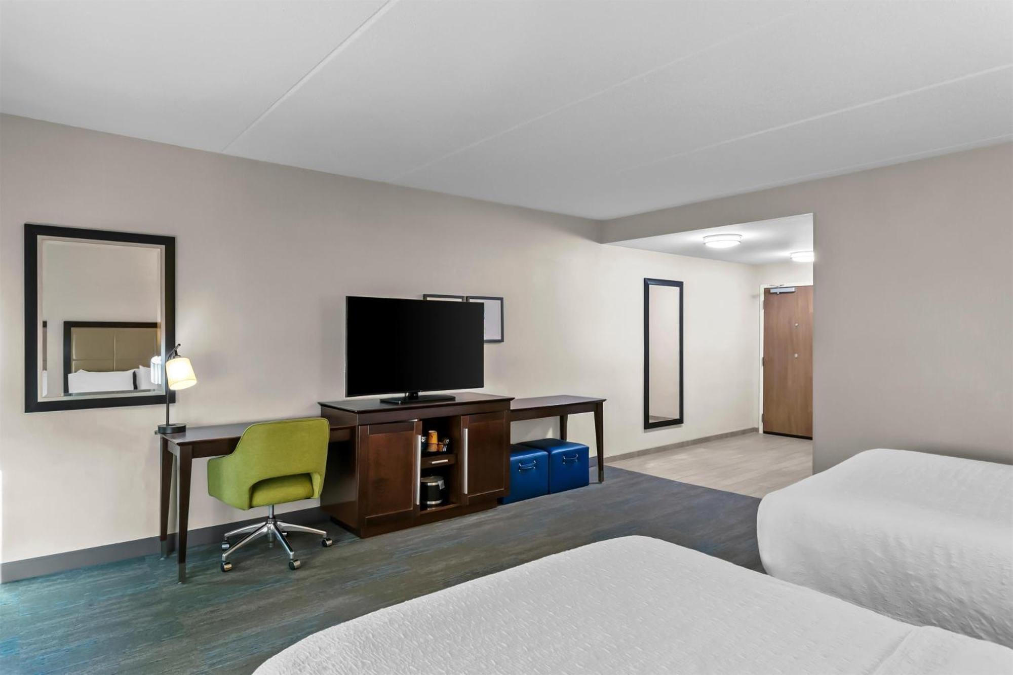 Hampton & Baltimore/woodlawn Hotel